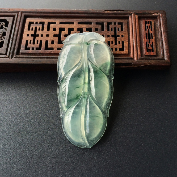 (超值推荐)冰种飘花玉叶挂件