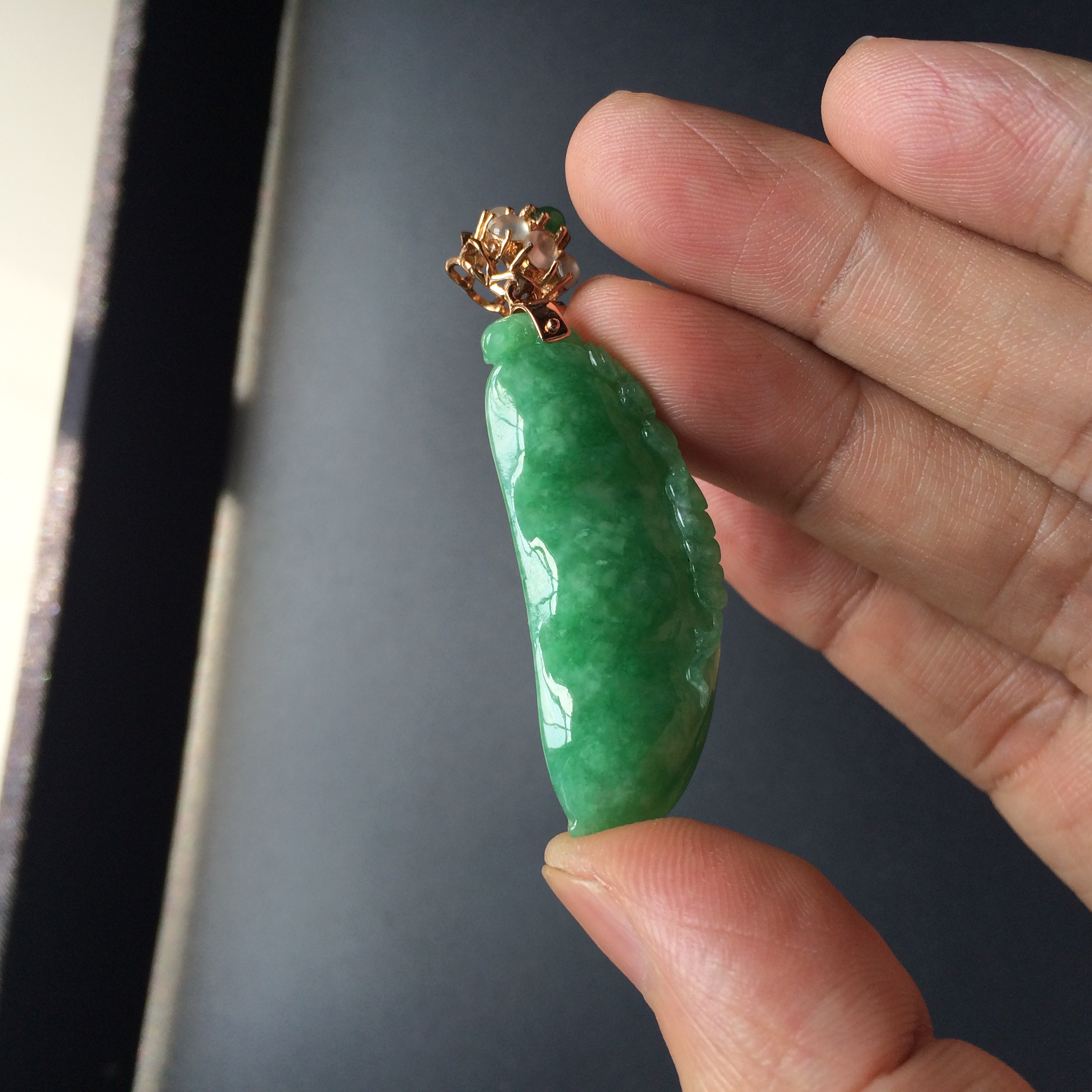(超值推荐)糯冰种翠色四季豆胸坠
