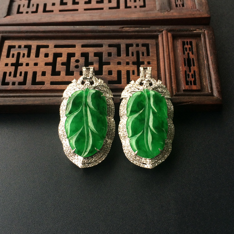 (超值推荐)冰种阳绿镶白金钻石玉叶胸坠(一对)