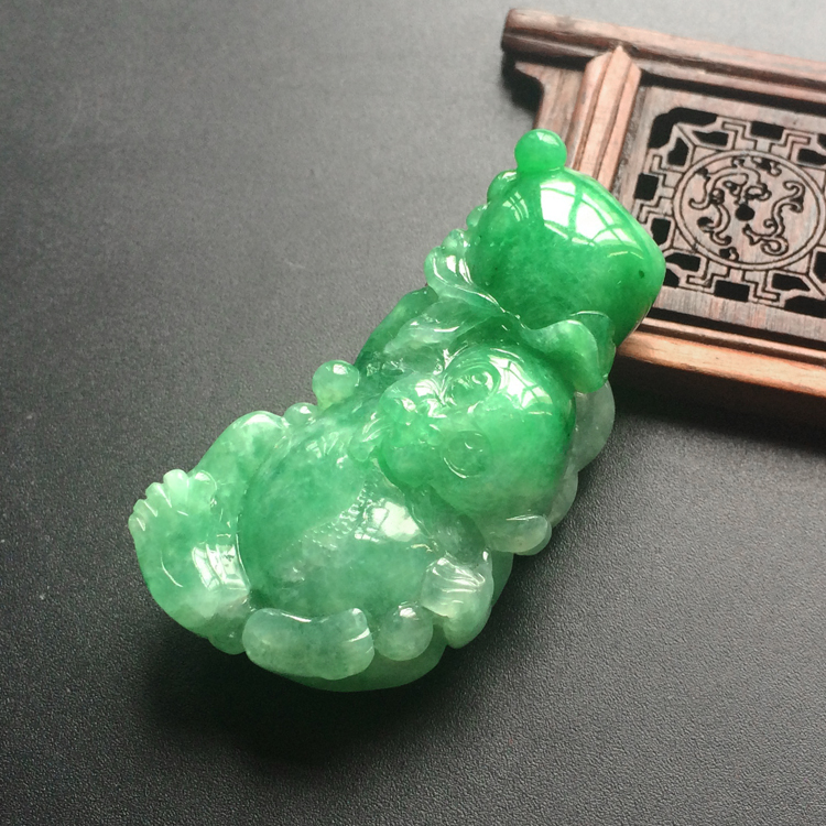 (超值推荐)糯冰种翠色灵猴献寿挂件
