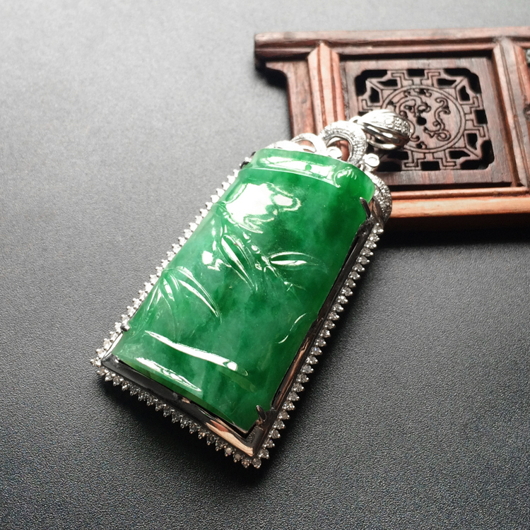 (超值推荐)糯冰种翠色镶白金钻石节节高胸坠