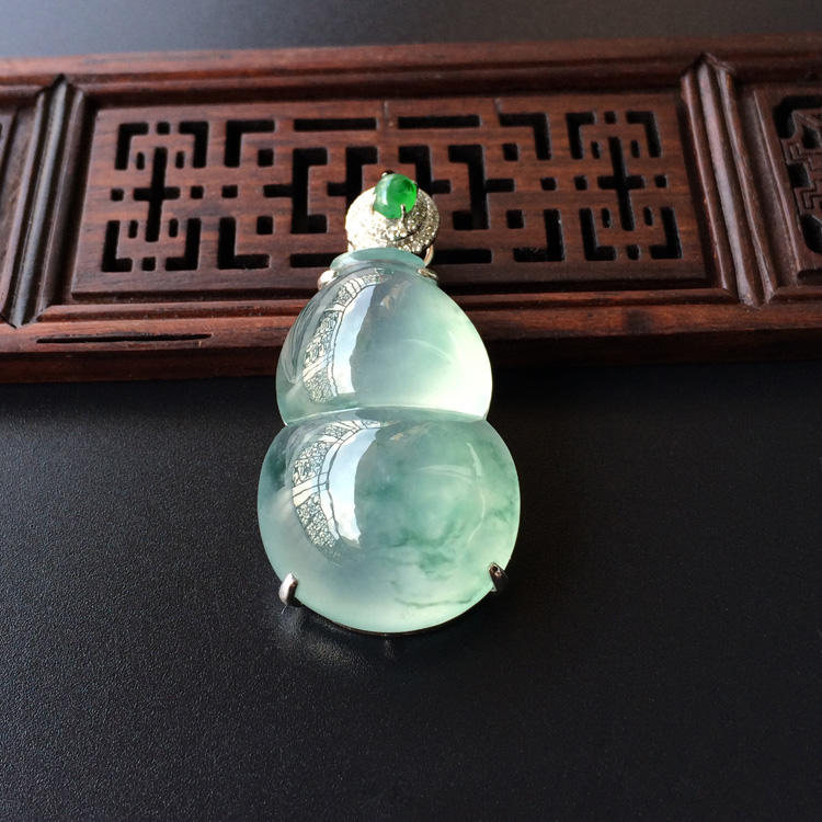 (超值推荐)冰种飘花镶白金钻石葫芦胸坠