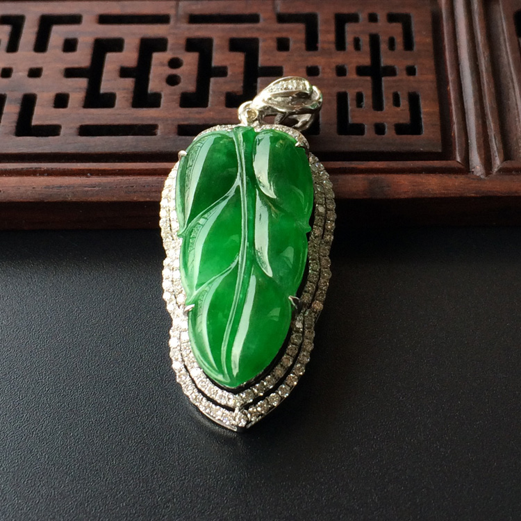 (超值推荐)糯冰种阳绿镶白金钻石玉叶胸坠