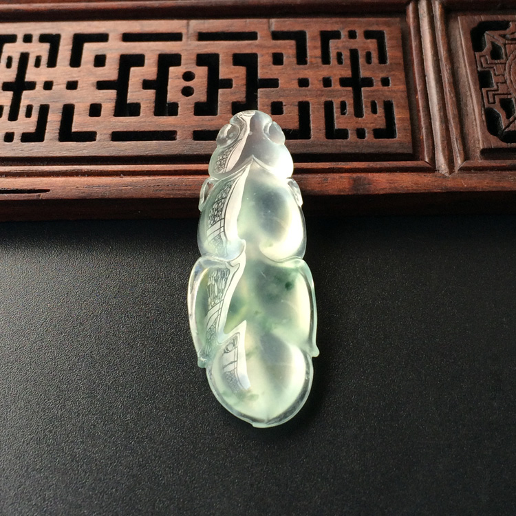(超值推荐)冰种飘花金鱼胸坠面