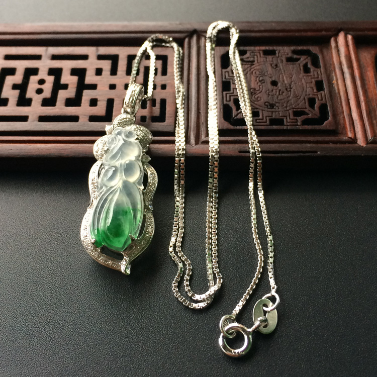 (超值推荐)冰种飘花镶白金钻石金鱼胸坠
