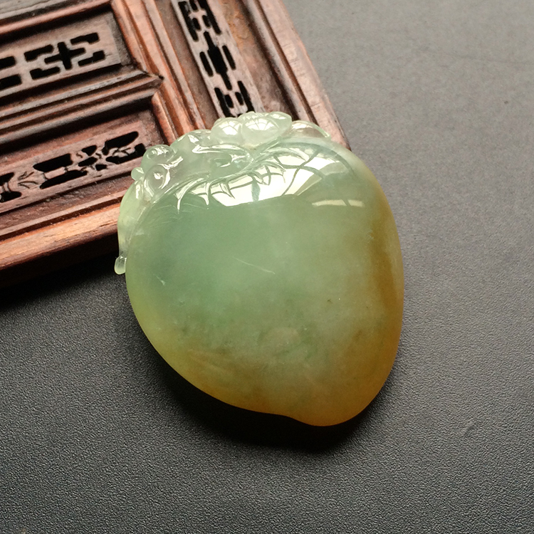 (超值推荐)糯冰种褐黄翡带淡晴水寿桃挂件