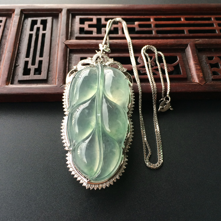 (超值推荐)冰种飘花镶白金钻石玉叶胸坠