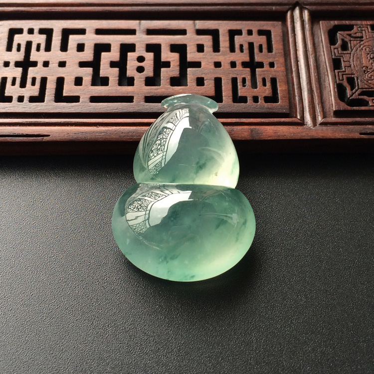 (超值推荐)冰种飘花葫芦胸坠面