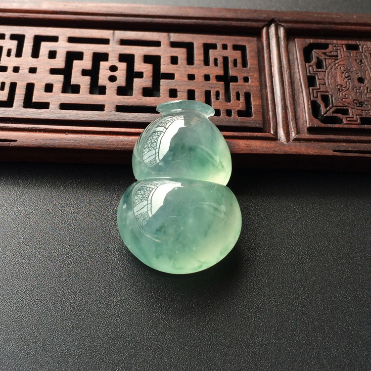 (超值推荐)冰种飘花葫芦胸坠面