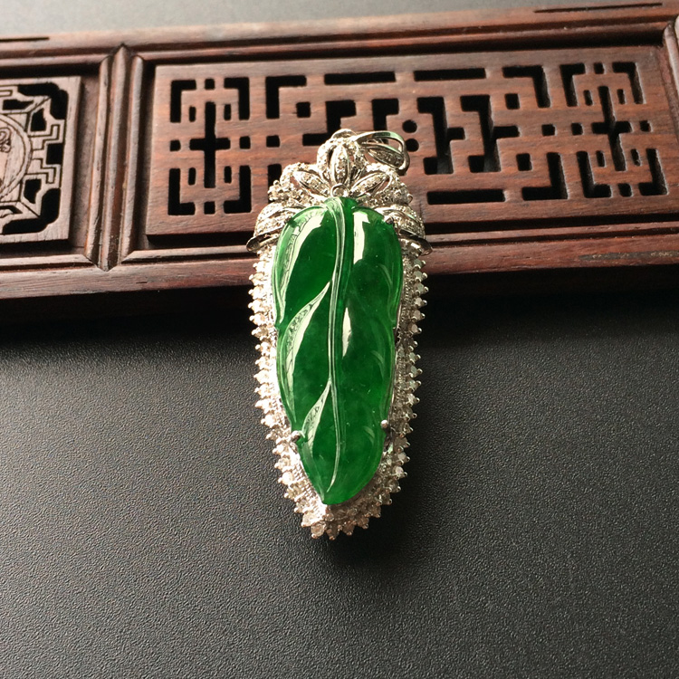 (超值推荐)冰种阳绿镶白金钻石玉叶胸坠