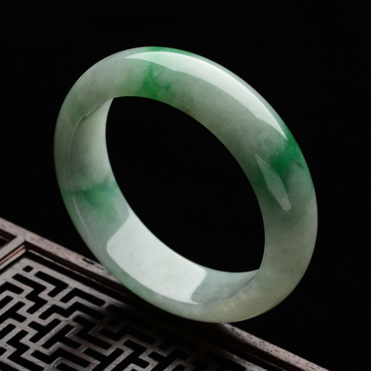 (超值推荐)糯冰种略飘阳绿手镯(56.4mm)