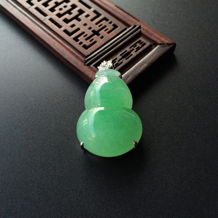 (超值推荐)糯冰种飘翠镶白金钻石葫芦胸坠