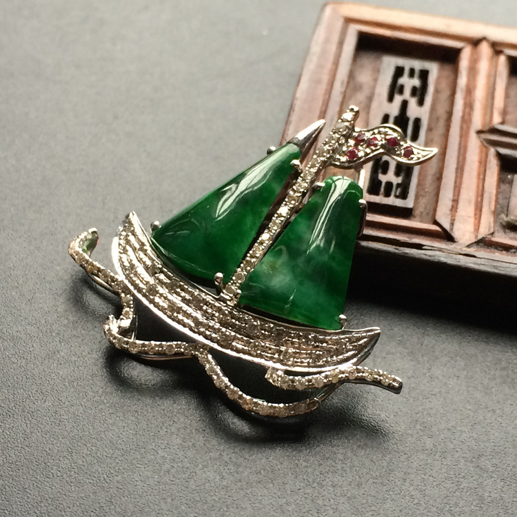 (超值推荐)冰种浓绿镶白金钻石一帆风顺胸坠
