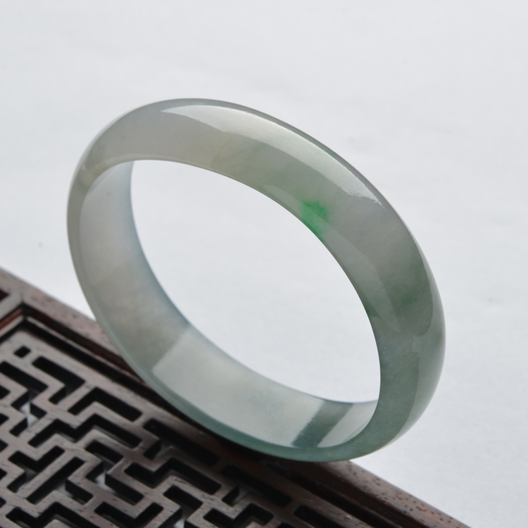 (超值推荐)冰种蓝晴水略飘翠贵妃镯(52.3mm-46.6mm)