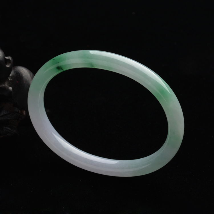 (超值推荐)糯冰种晴水略飘花圆条贵妃镯(51.2mm-43.2mm)