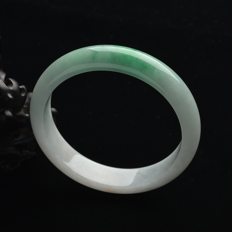 (超值推荐)糯冰种飘豆绿手镯(56.2mm)