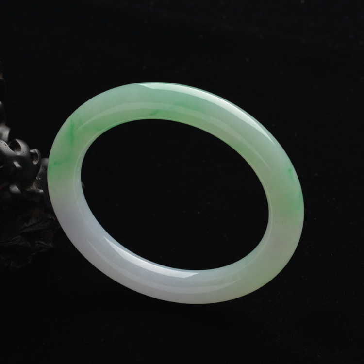 (超值推荐)糯冰种春带彩圆条手镯(55.4mm)