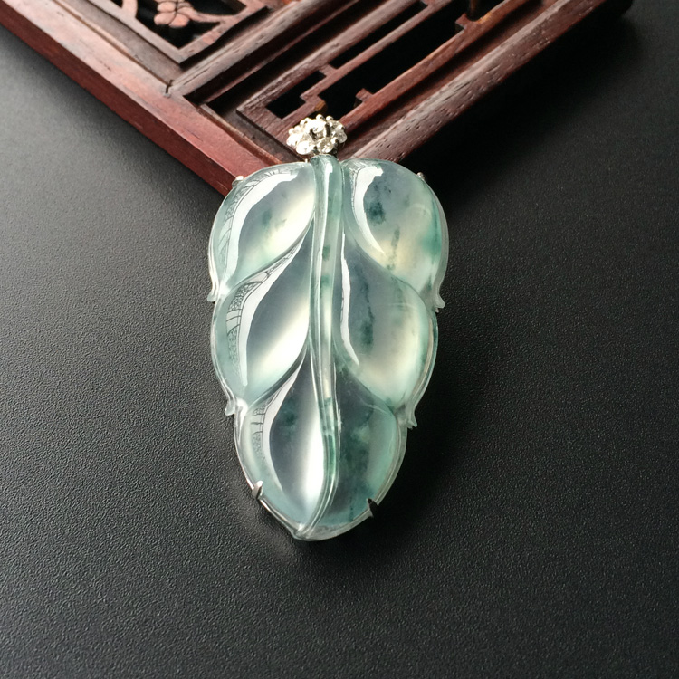 (超值推荐)冰种飘花镶白金钻石玉叶胸坠
