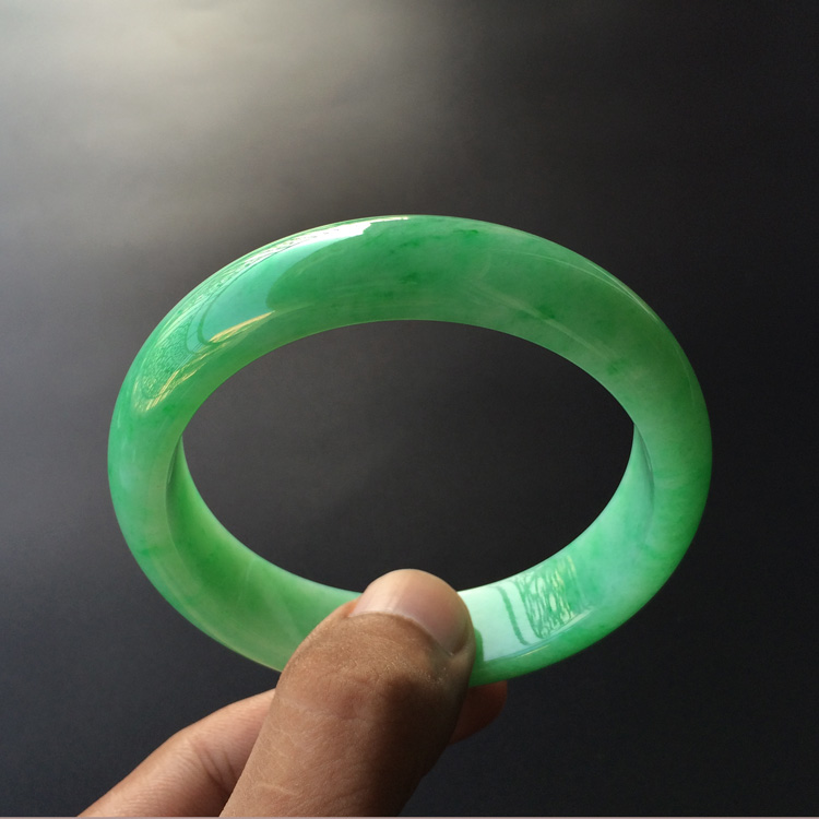 (超值推荐)糯冰种翠色手镯(59mm)