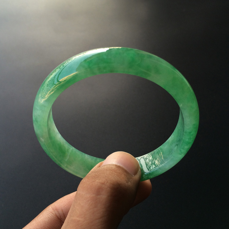 (超值推荐)糯冰种飘绿花手镯(53.2mm)