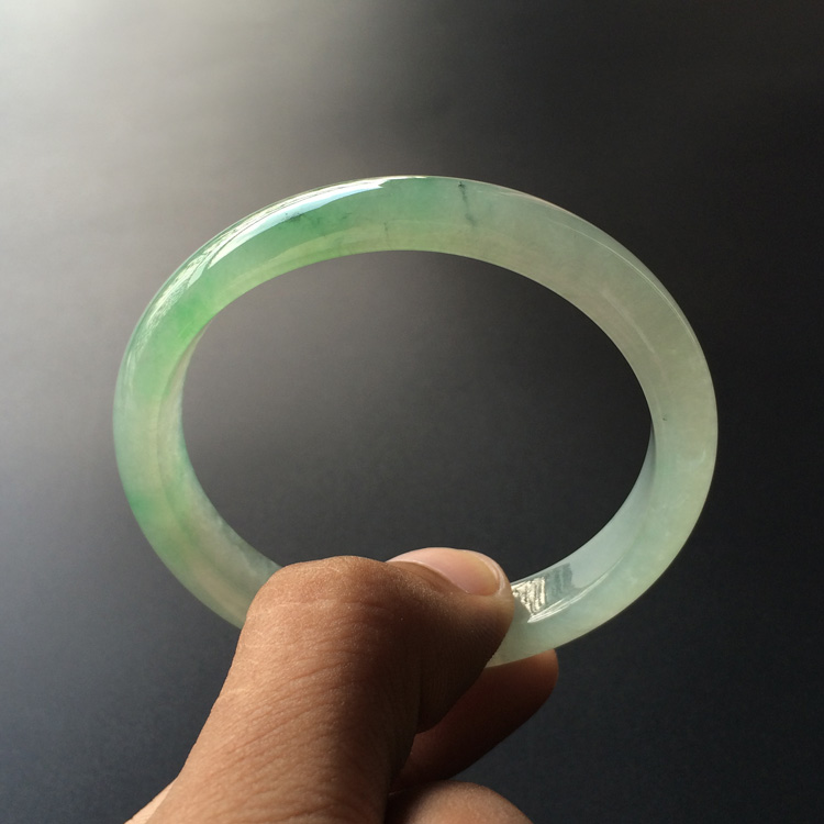 (超值推荐)糯冰种略飘翠贵妃镯(54.3mm-46.7mm)