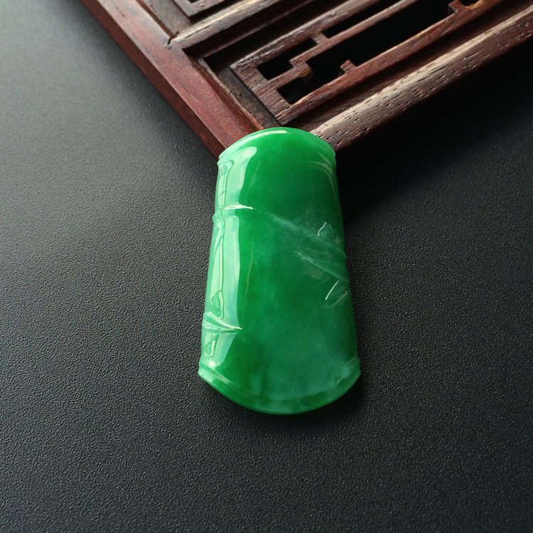 (超值推荐)糯冰种满翠色节节高胸坠面