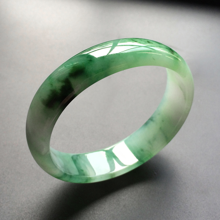 (超值推荐)糯冰种飘绿花贵妃镯(55.4mm-49.3mm)