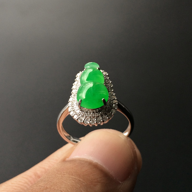 (超值推荐)糯冰种翠色镶白金钻石葫芦戒指