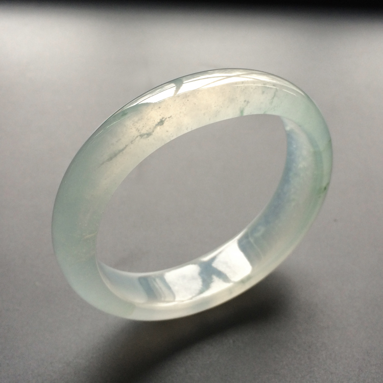 (超值推荐)冰种淡晴水略飘花贵妃镯(54mm-47mm)