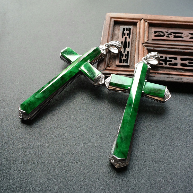 (超值推荐)糯冰种浓绿镶白金钻石十字架胸坠(单价)