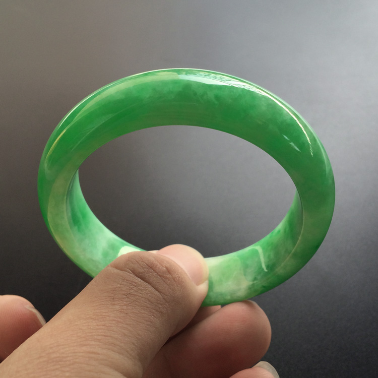 (超值推荐)糯冰种翠色手镯(56.6mm)