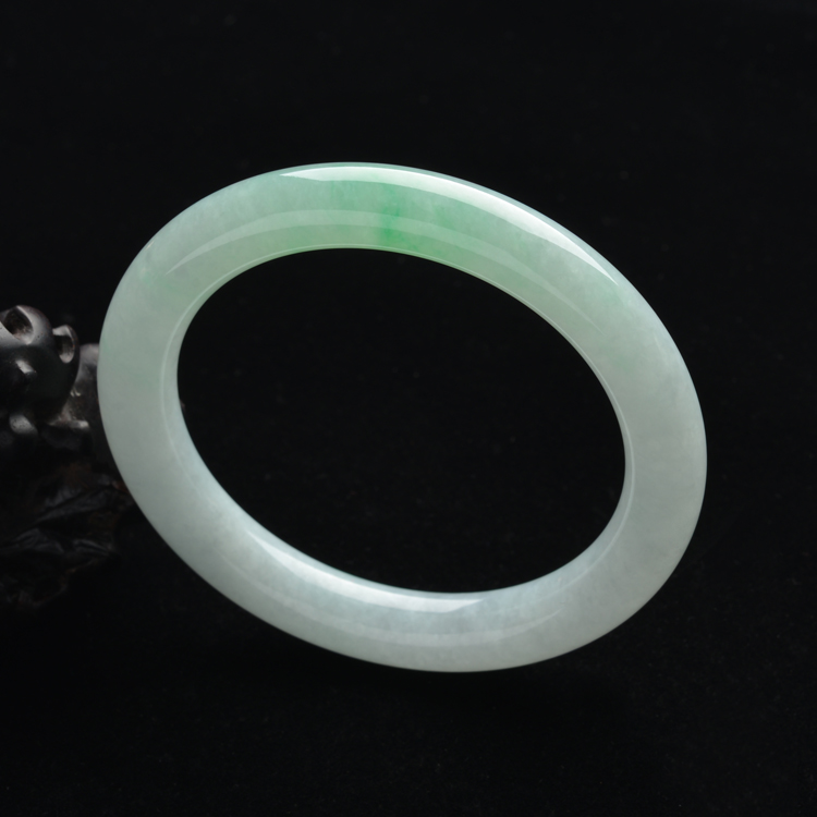 (超值推荐)糯冰种淡晴水略飘翠圆条手镯(56mm)
