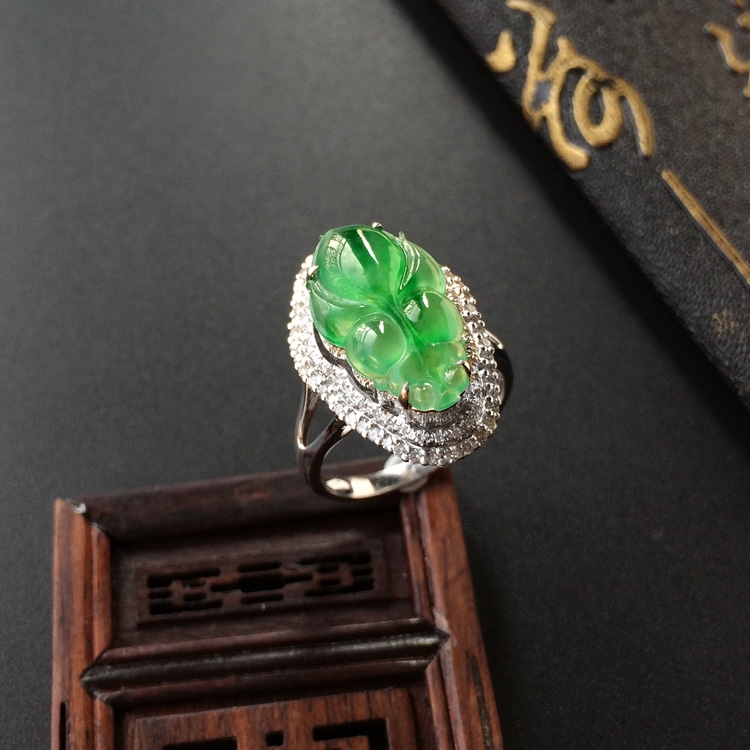 (超值推荐)冰种飘绿花镶白金钻石金鱼戒指
