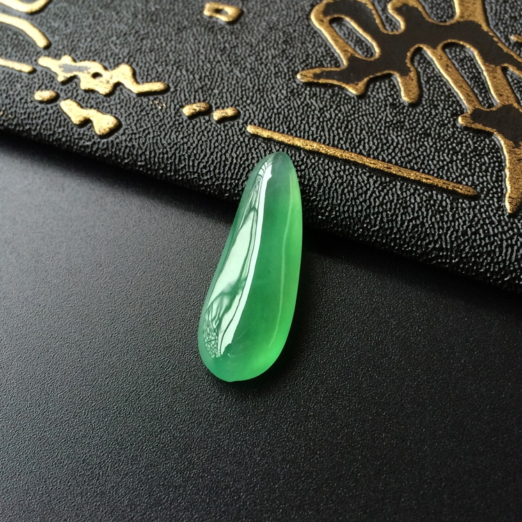 (超值推荐)冰种翠色福瓜胸坠面