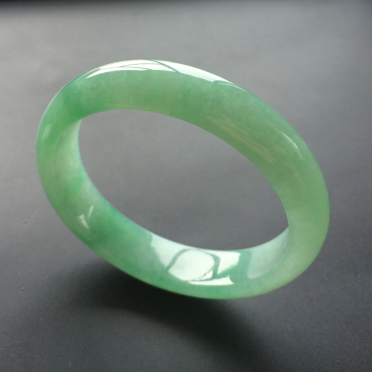 (超值推荐)糯冰种翠色贵妃镯(54.3mm-47.2mm)