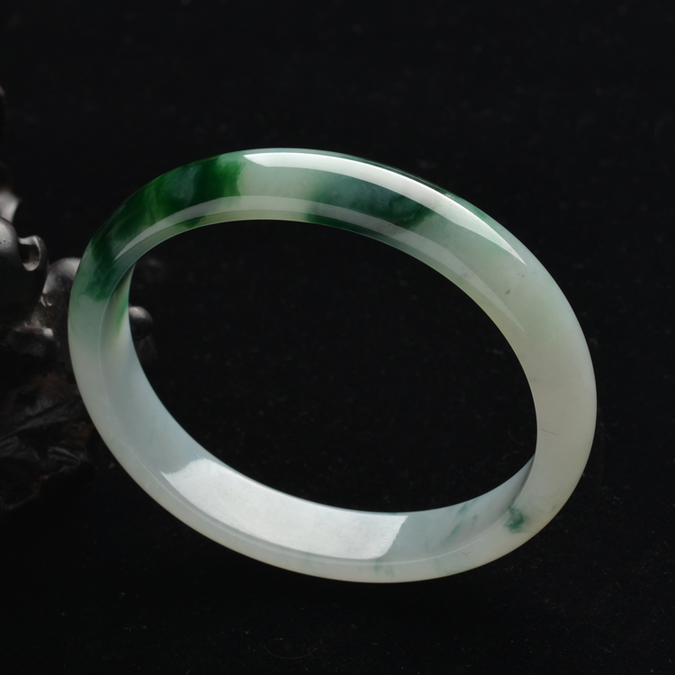 (超值推荐)糯冰种飘绿花贵妃镯(55.8mm-50.3mm)
