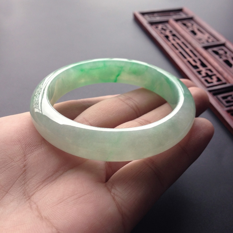 (超值推荐)糯冰种飘翠手镯(54.2mm)