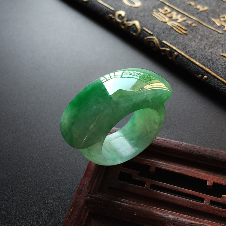 (超值推荐)糯冰种飘翠马鞍指环