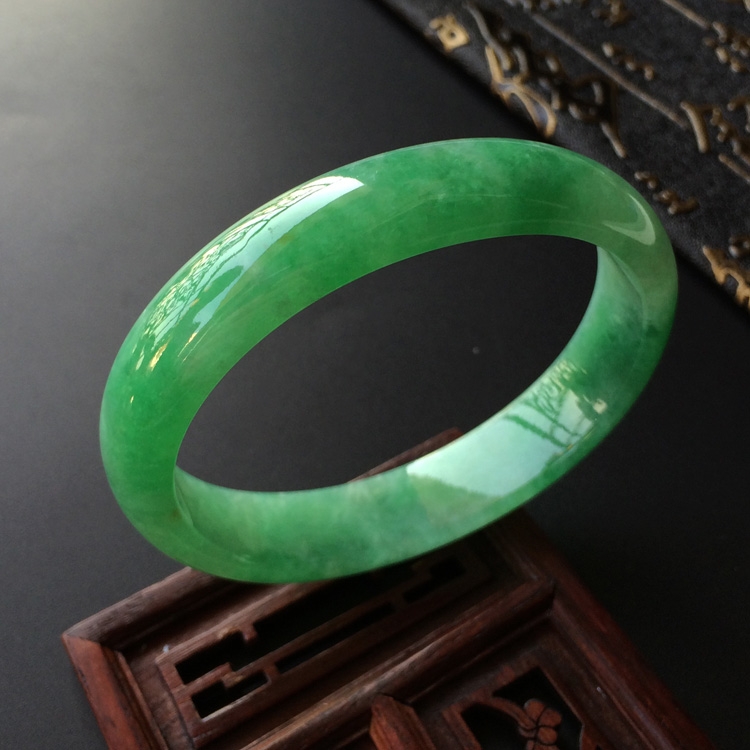 (超值推荐)糯冰种翠色略带黄翡贵妃手镯(56mm-47.9mm)