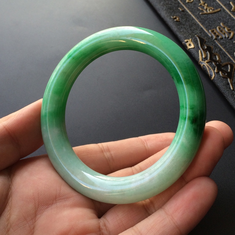 (超值推荐)糯冰种飘翠圆条手镯(57.4mm)