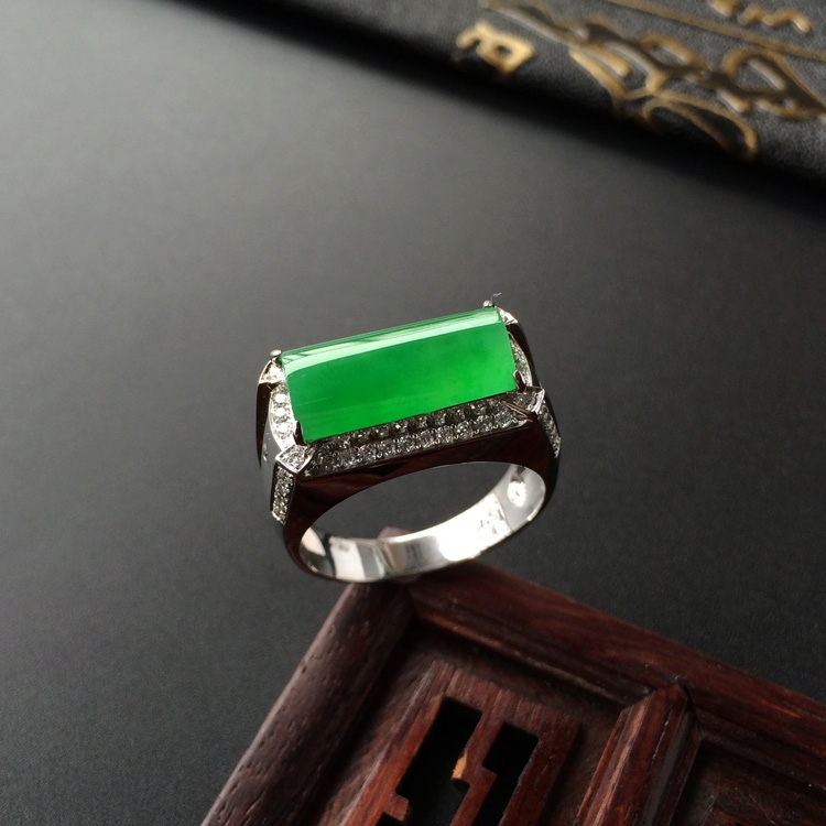 (超值推荐)冰种翠色镶白金钻石马鞍戒指