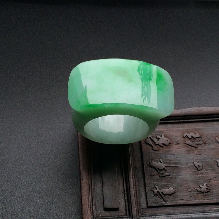 （超值推荐）糯冰种飘翠马鞍扳指