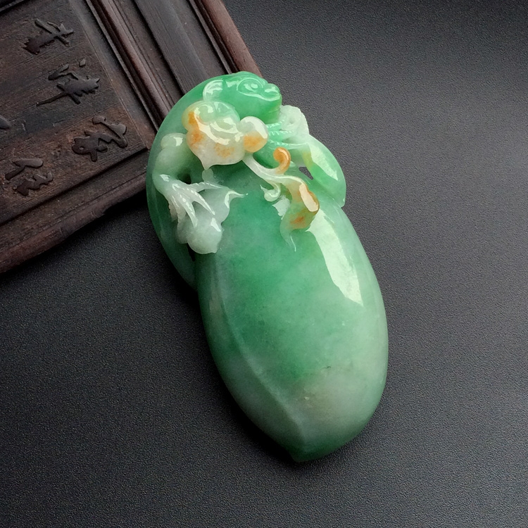（超值推荐）糯冰种淡三彩福瓜挂件