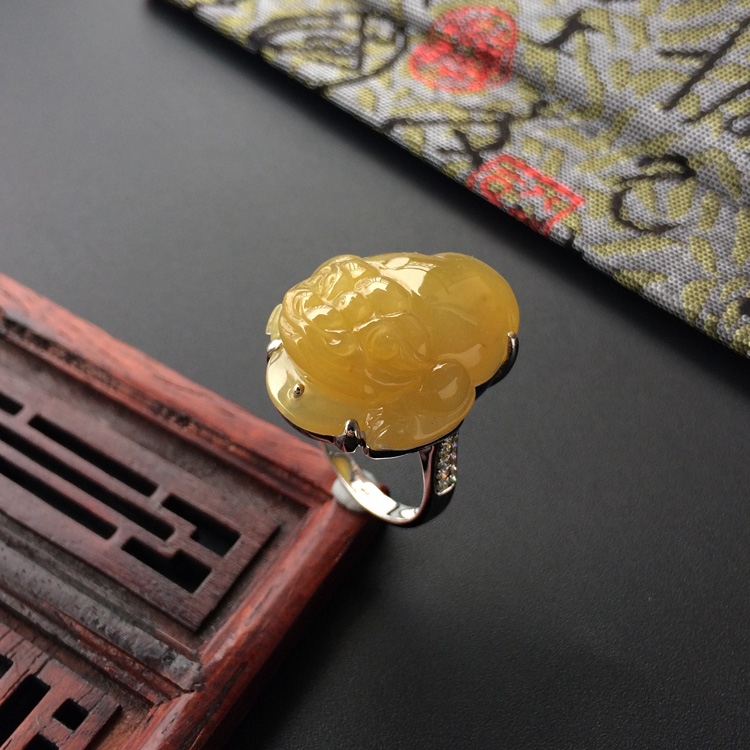 (超值推荐)糯冰种黄翡镶白金钻石金蟾戒指
