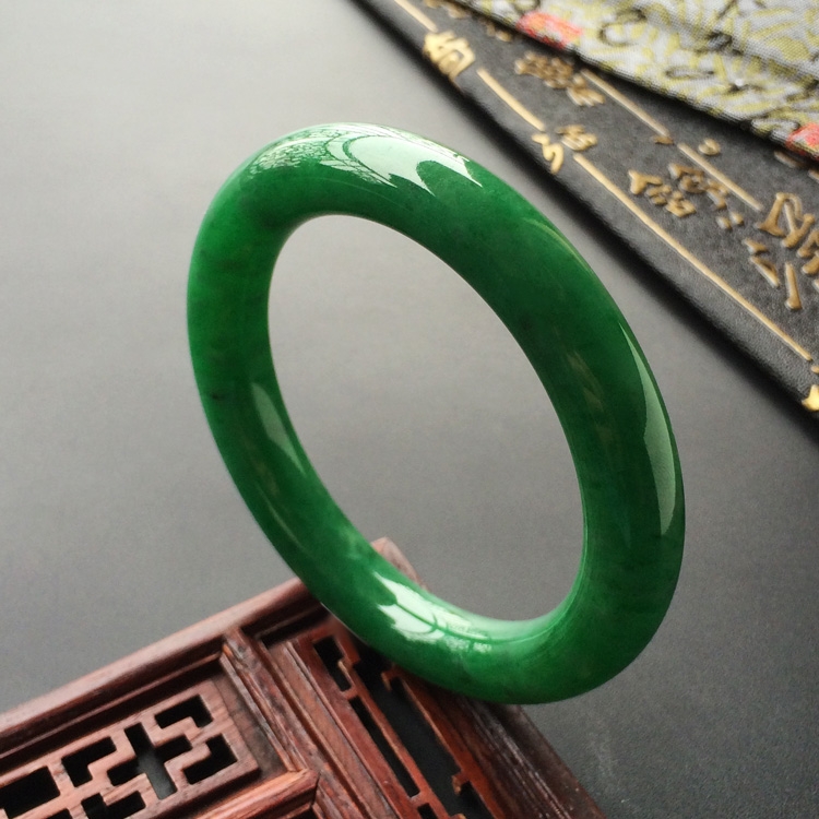 (超值推荐)糯冰种满阳绿圆条手镯(56mm)