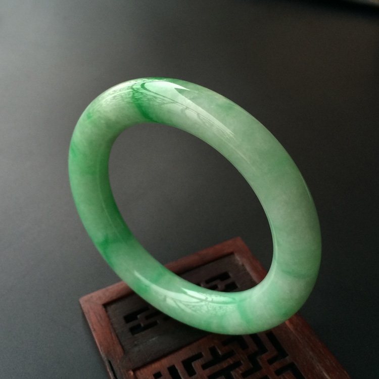 (超值推荐)糯冰种飘翠圆条手镯(56mm)