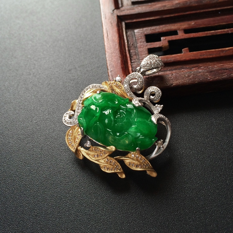 (超值推荐)糯冰种阳绿镶白金钻石花型胸坠