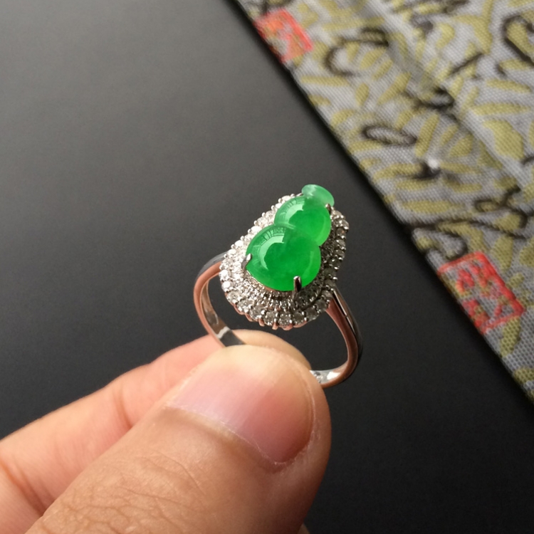 (超值推荐)糯冰种翠色镶白金钻石葫芦戒指
