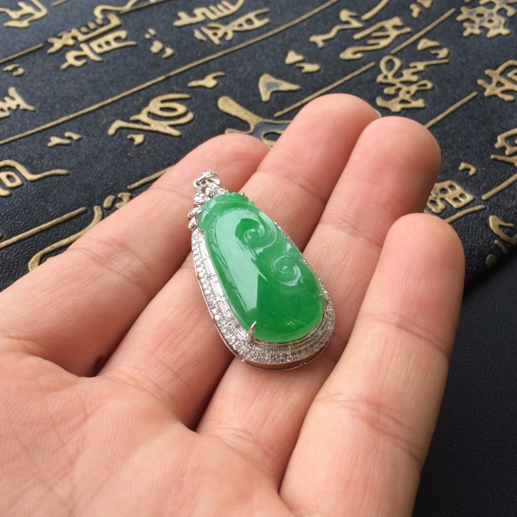 (超值推荐)冰种翠色镶白金钻石如意胸坠