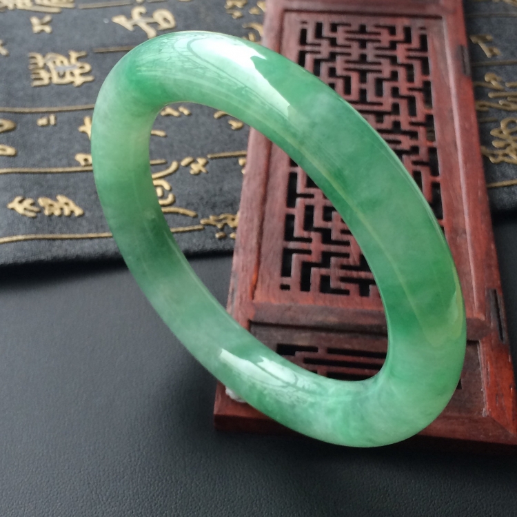 (超值推荐)糯冰种飘翠圆条手镯(58.5mm)